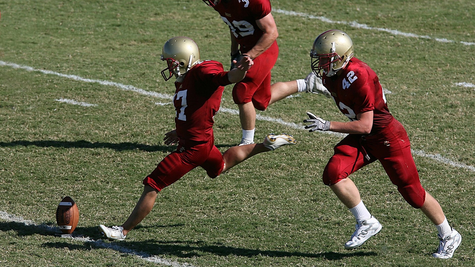 拜仁前插跑位频繁，牵制博卡防线，拜仁roca